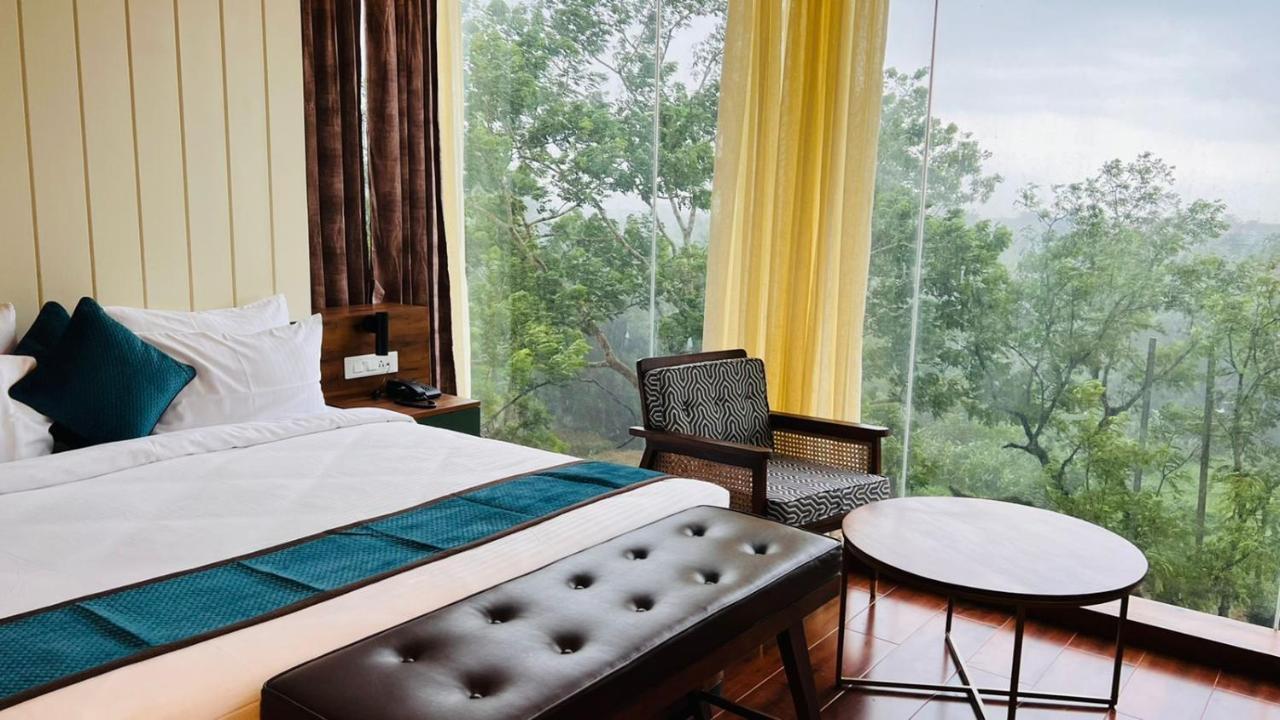 The Convoy Hotel ดิบรูการ์ ภายนอก รูปภาพ
