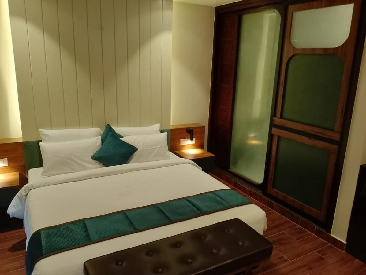 The Convoy Hotel ดิบรูการ์ ภายนอก รูปภาพ