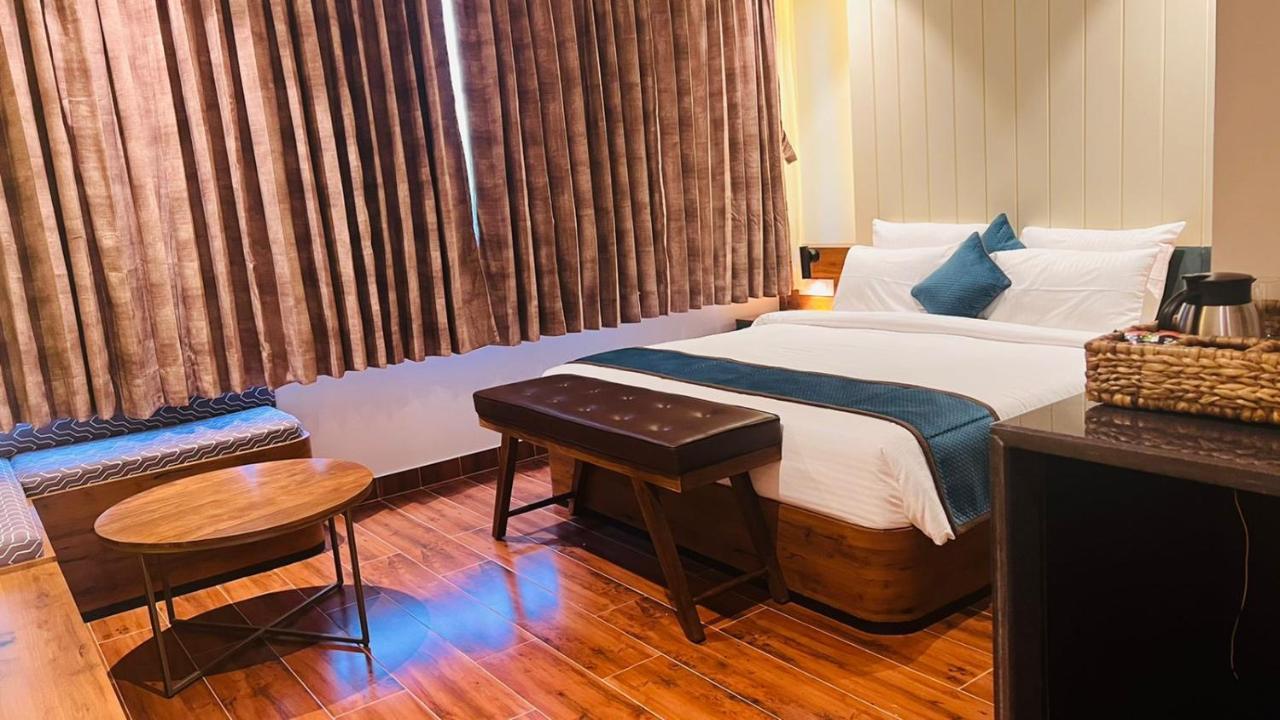 The Convoy Hotel ดิบรูการ์ ภายนอก รูปภาพ