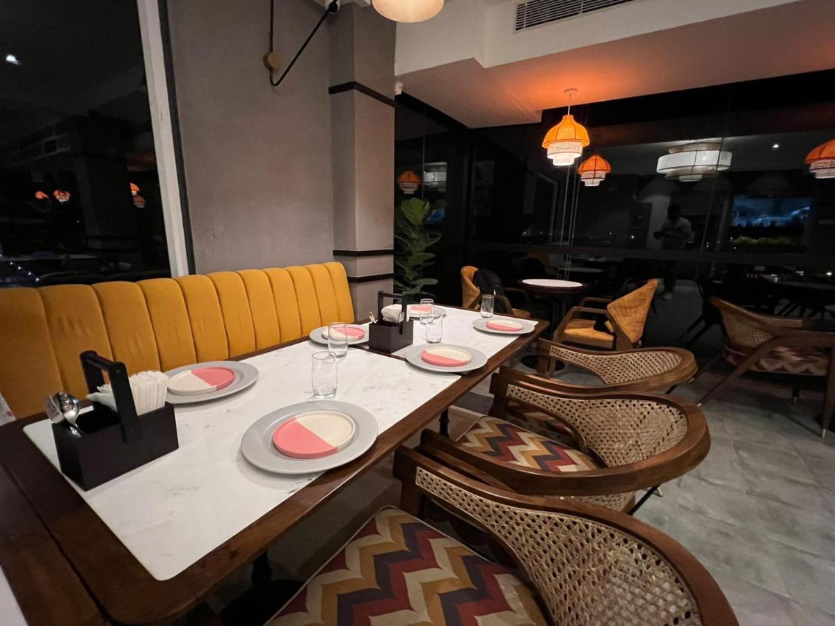 The Convoy Hotel ดิบรูการ์ ภายนอก รูปภาพ