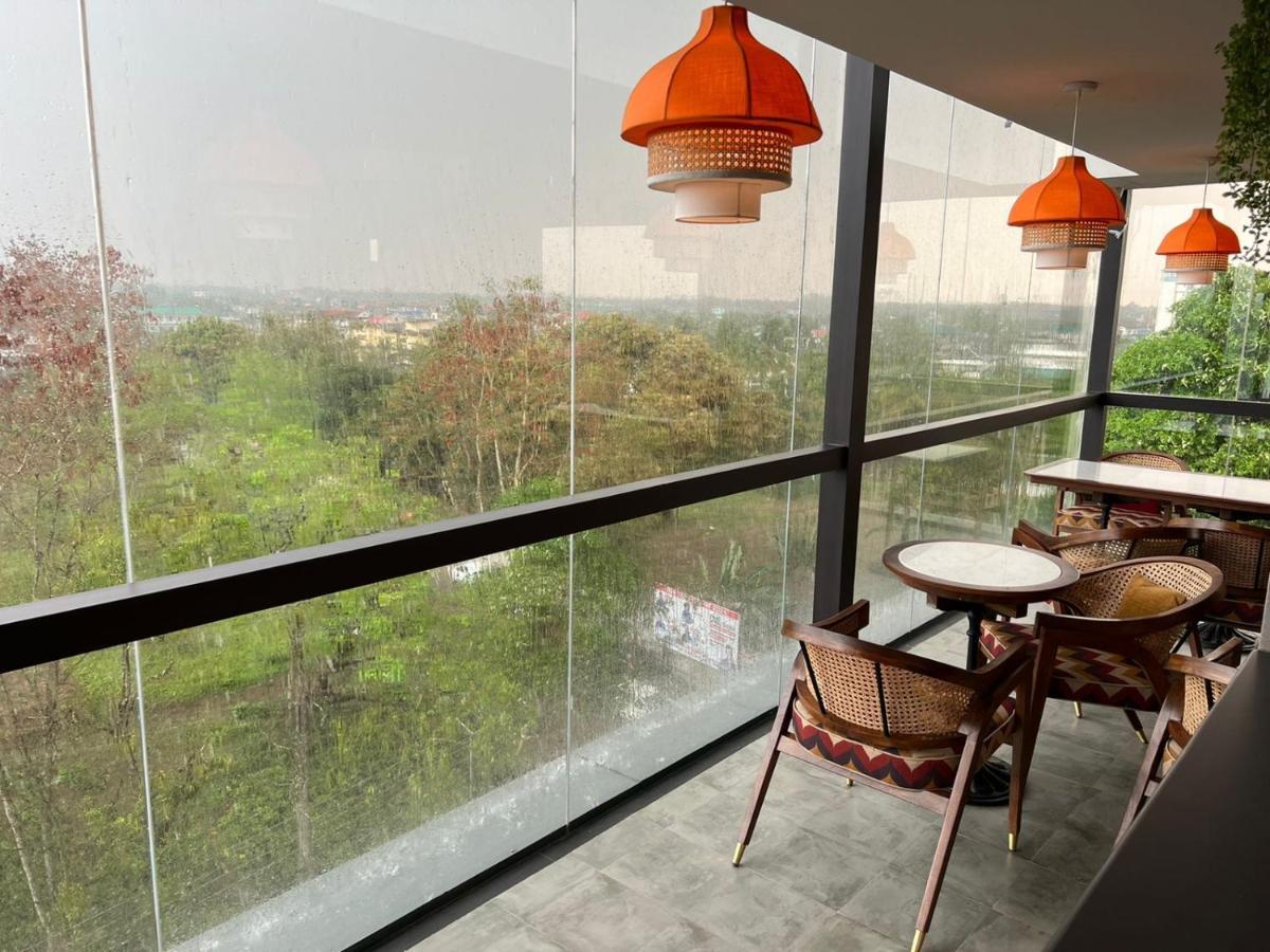 The Convoy Hotel ดิบรูการ์ ภายนอก รูปภาพ