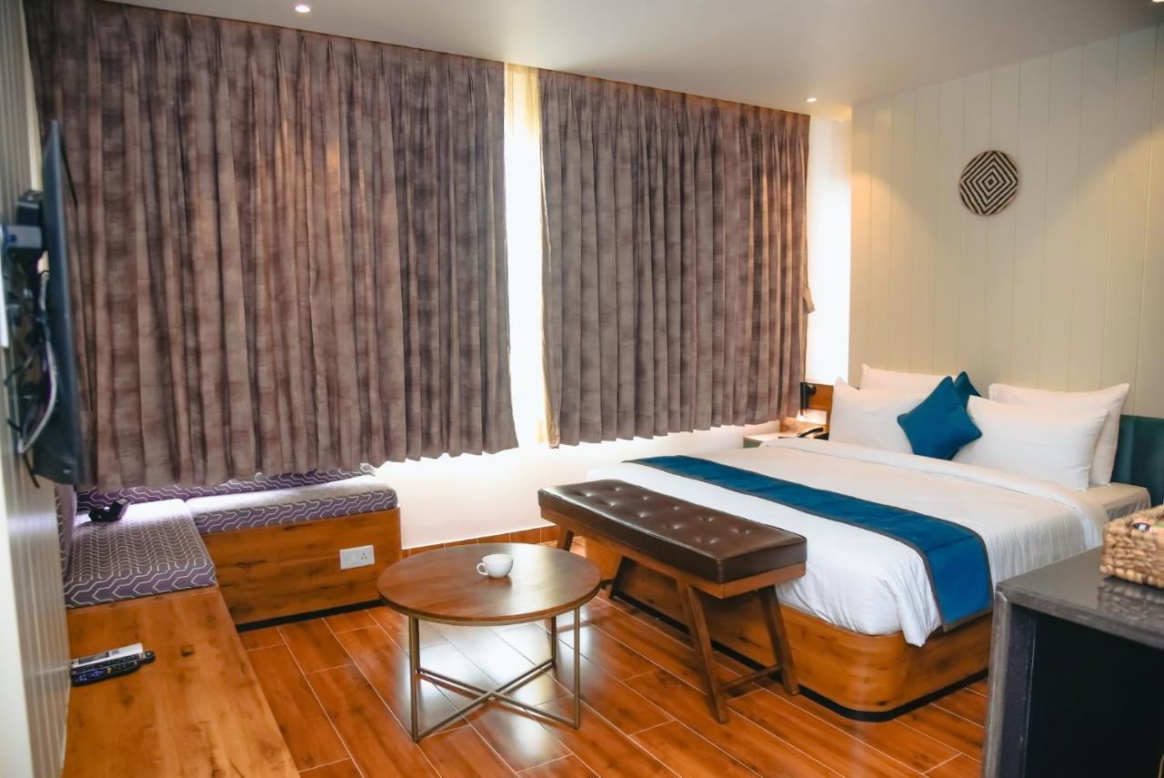 The Convoy Hotel ดิบรูการ์ ภายนอก รูปภาพ