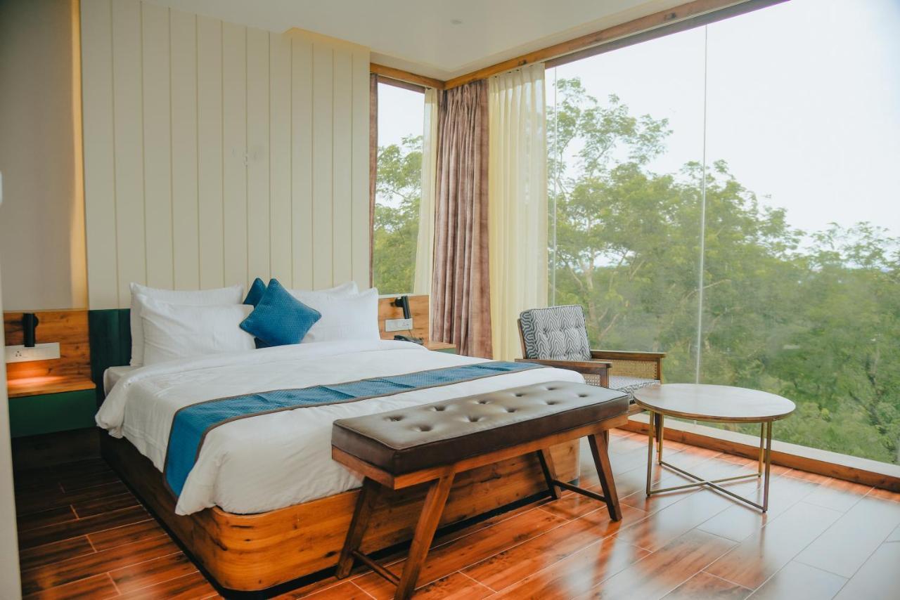 The Convoy Hotel ดิบรูการ์ ภายนอก รูปภาพ