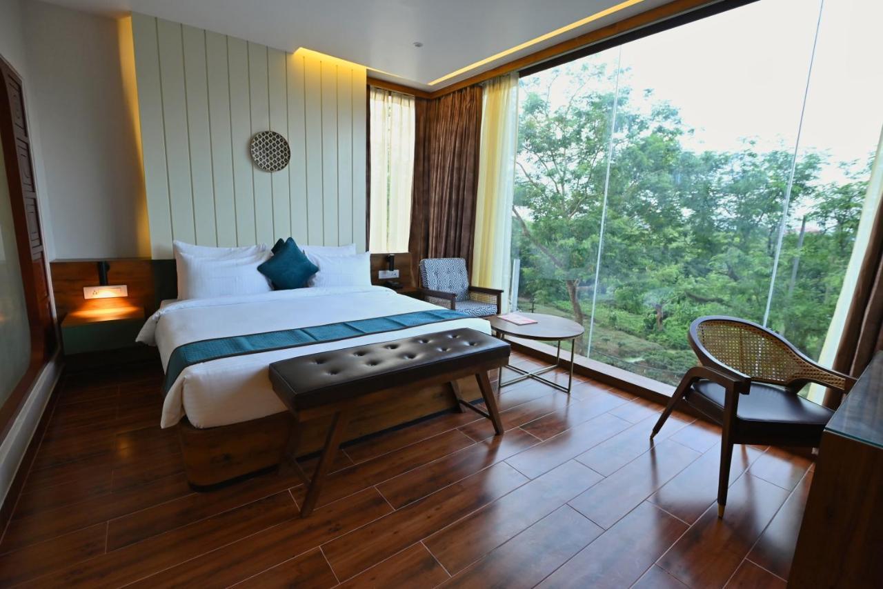 The Convoy Hotel ดิบรูการ์ ภายนอก รูปภาพ