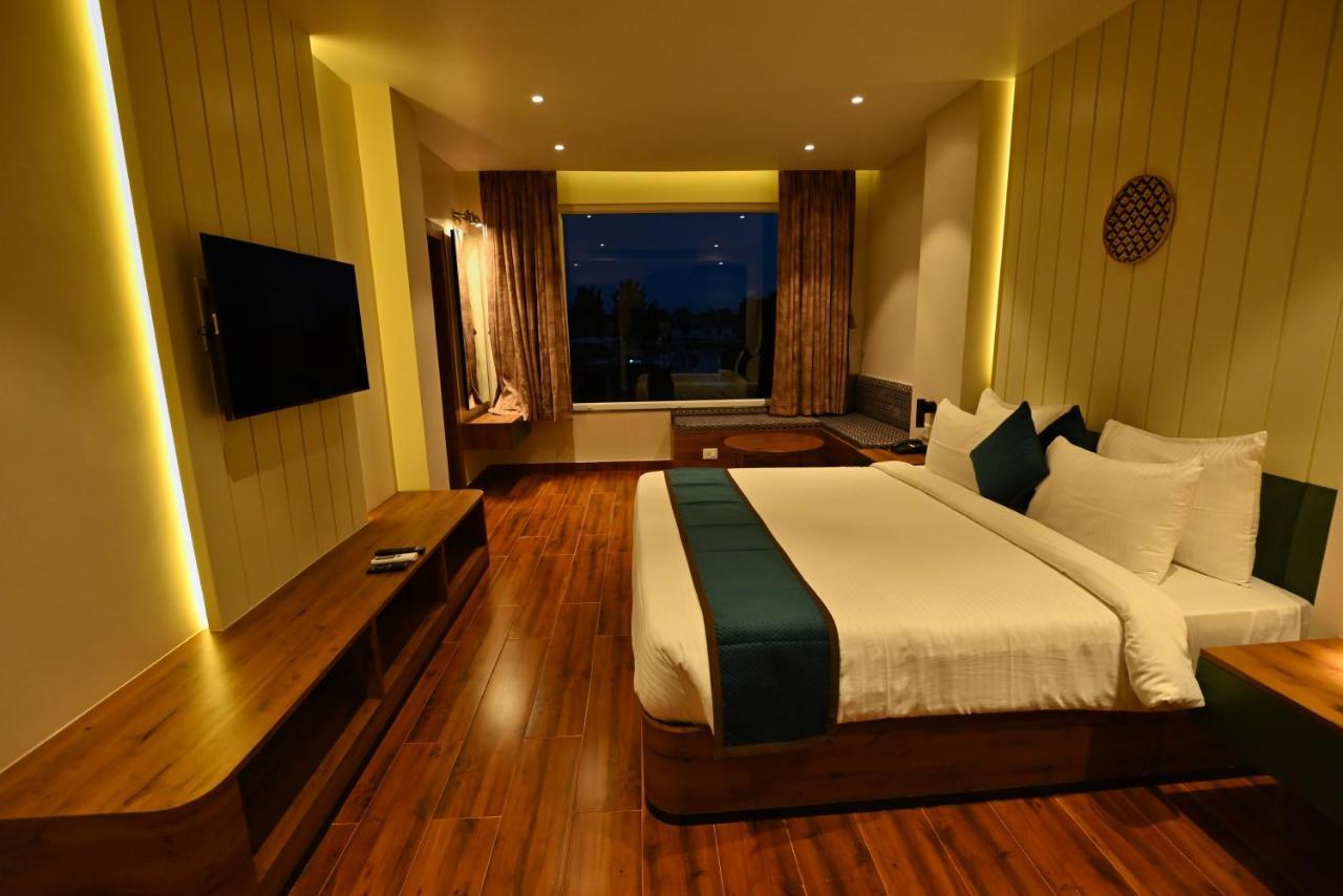 The Convoy Hotel ดิบรูการ์ ภายนอก รูปภาพ