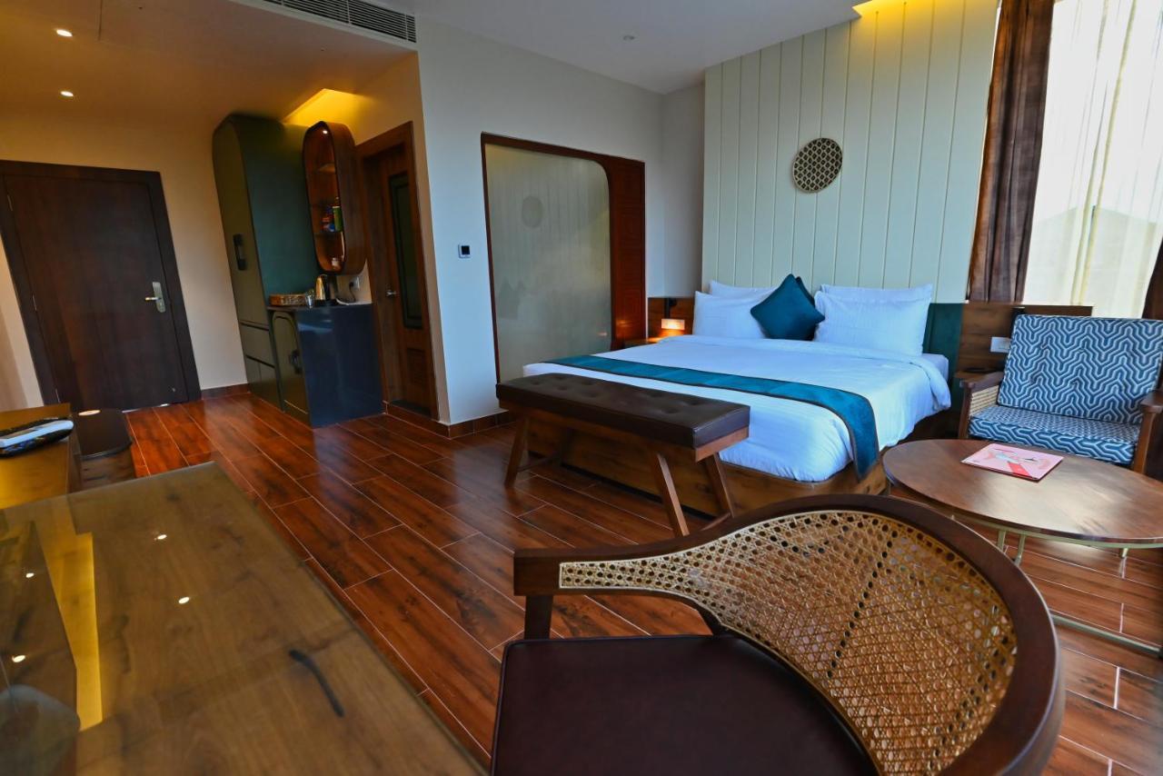 The Convoy Hotel ดิบรูการ์ ภายนอก รูปภาพ