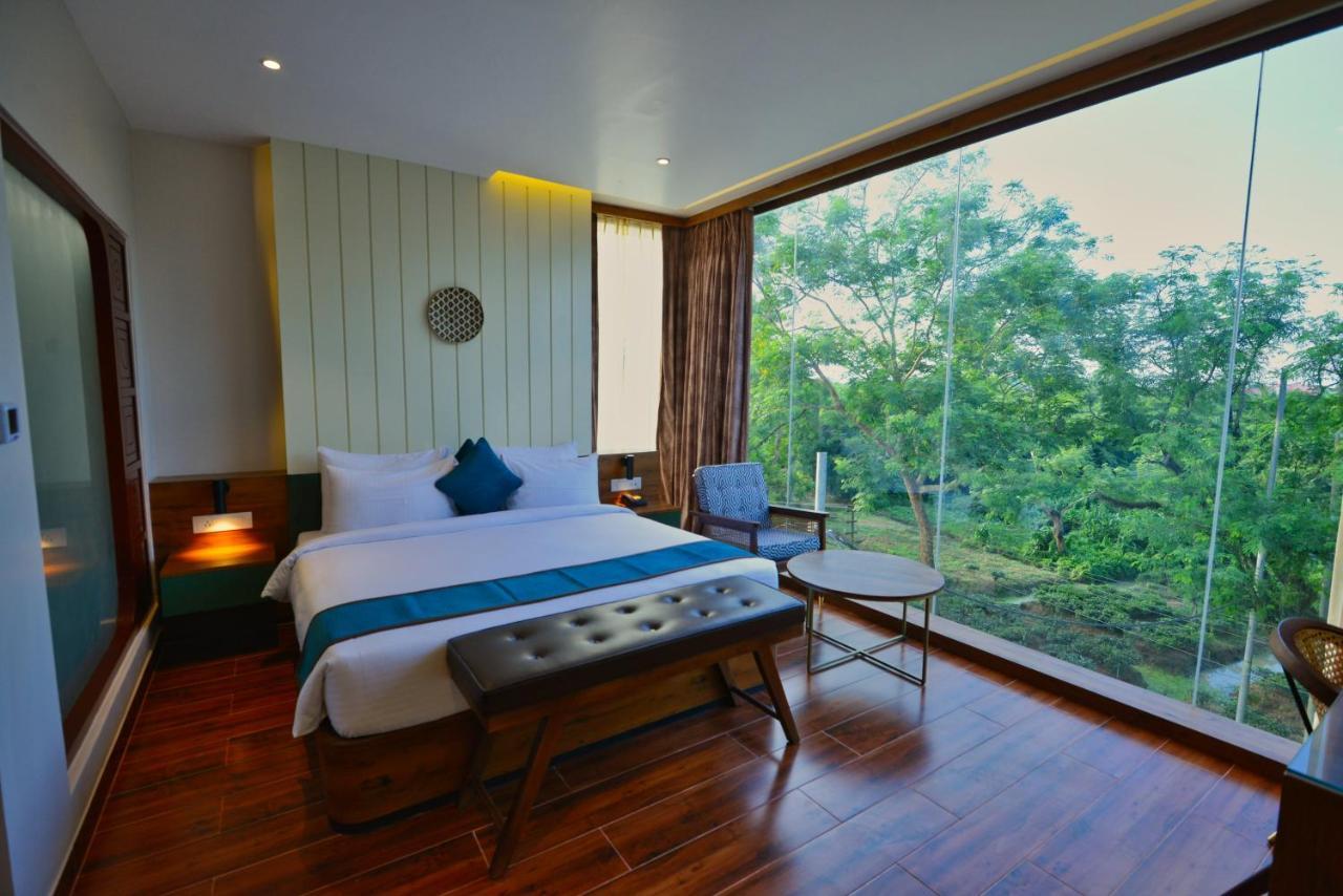 The Convoy Hotel ดิบรูการ์ ภายนอก รูปภาพ
